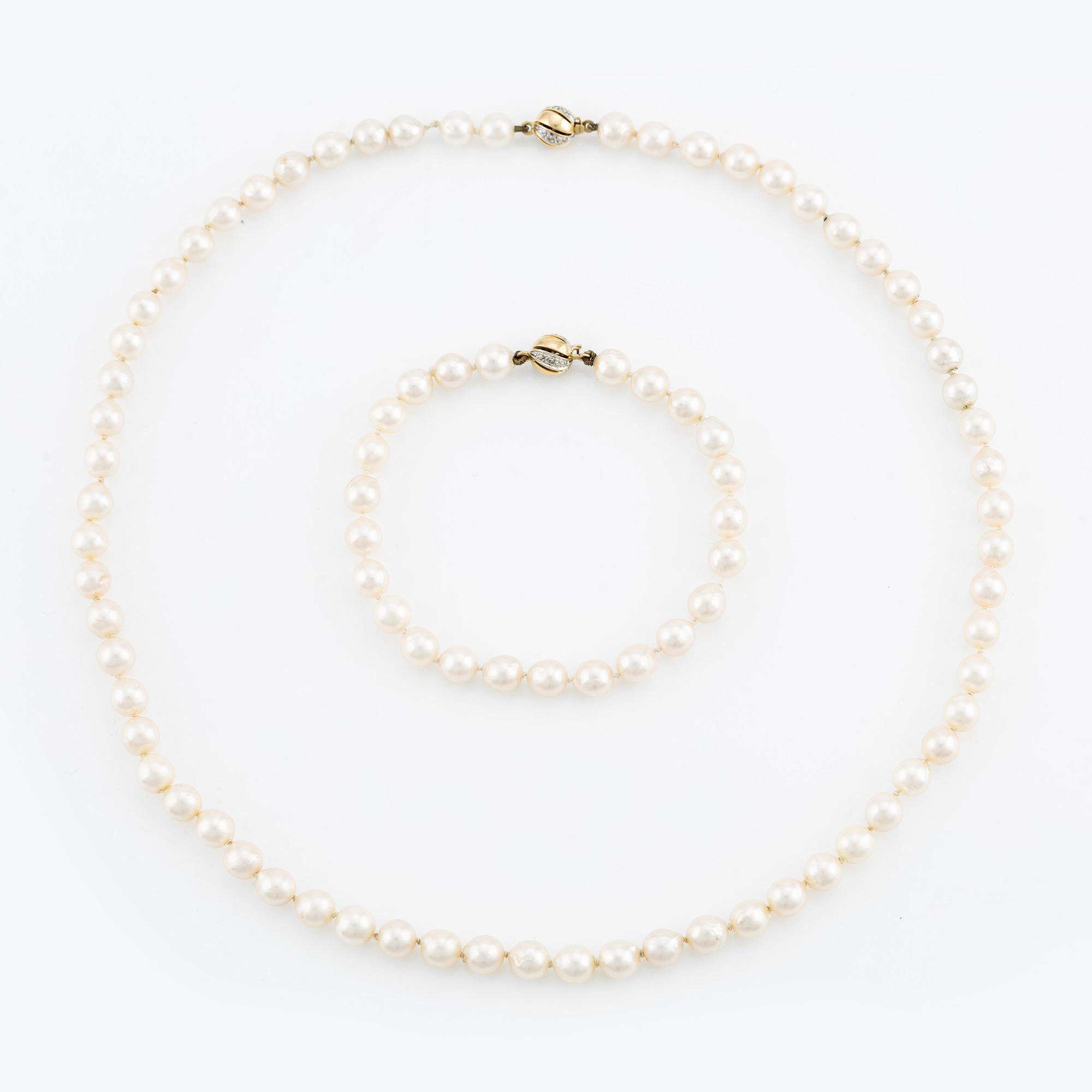 Collier & armband, odlade pärlor med lås 18K guld och små diamanter.