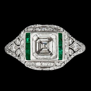 951. RING, Art Déco, med diamanter totalt ca 1.00 ct samt carréslipade smaragder.
