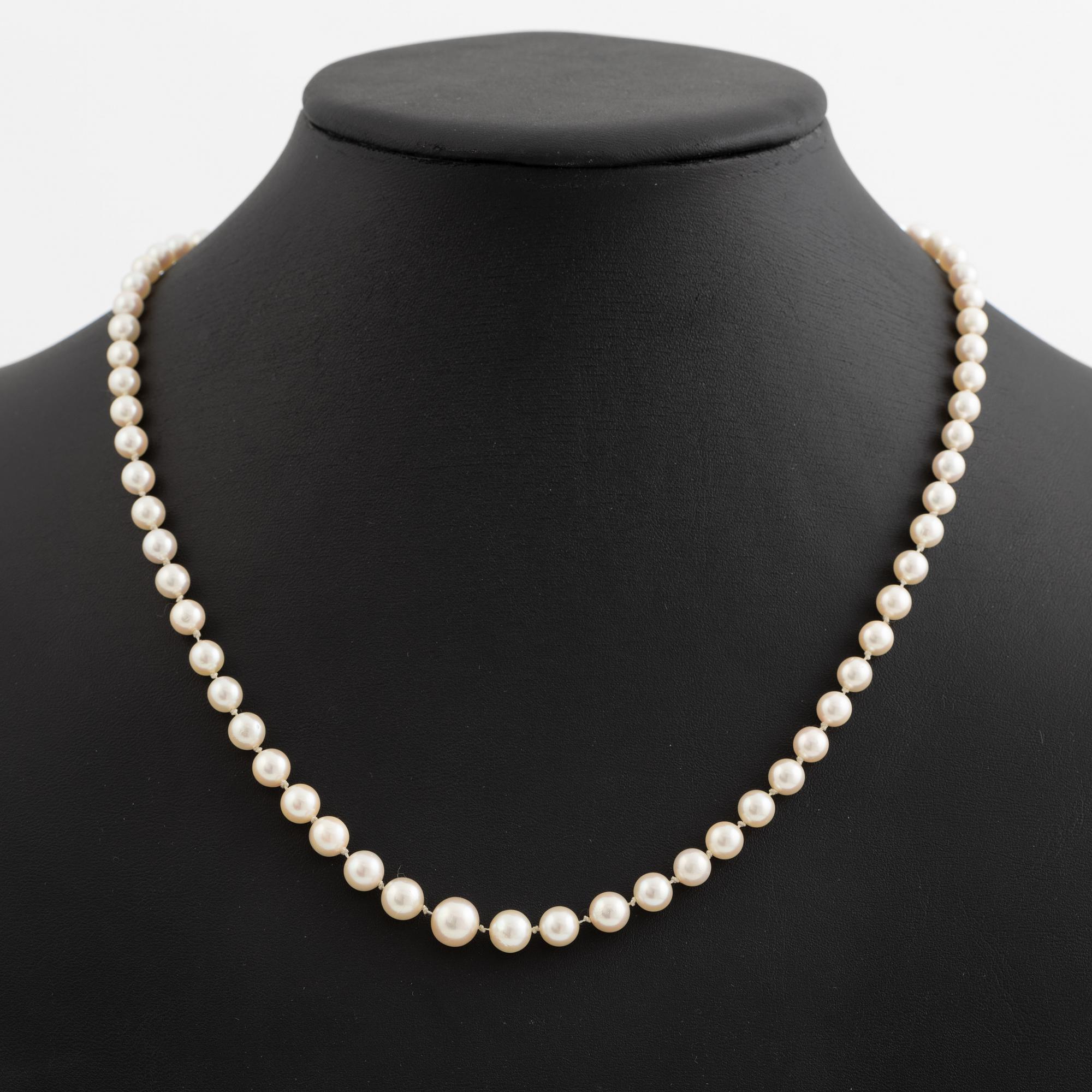 Pärlcollier med doserade odlade pärlor, lås  silver.