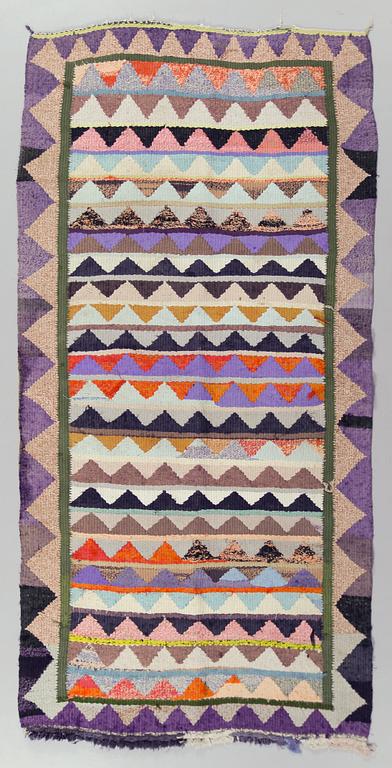 MATTA, orientalisk, modern tillverkning, ca 223 x 115 cm.