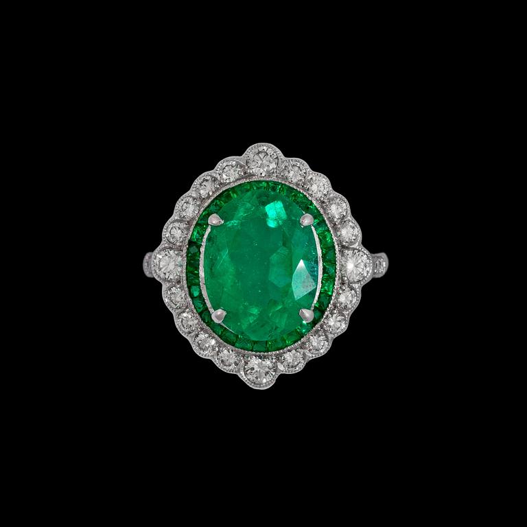 RING, fasettslipad smaragd med briljantslipade diamanter samt krans av små carréslipade smaragder.