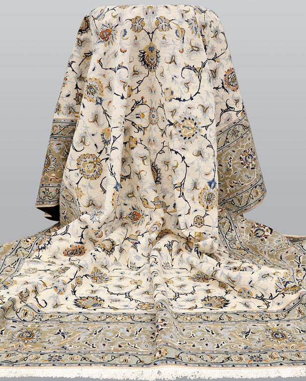 A carpet, Kashan, ca 500 x 347 cm.