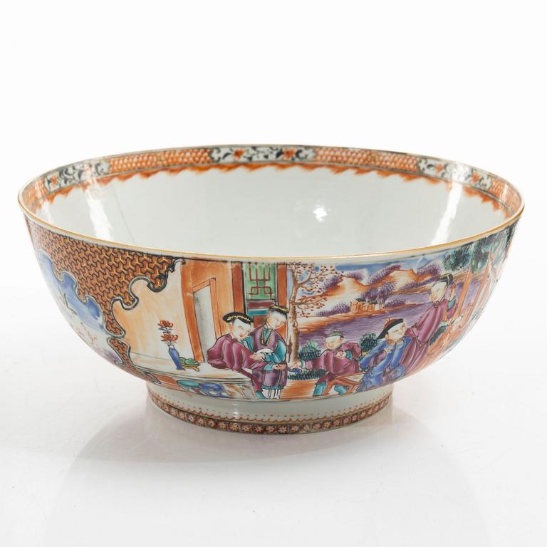 Bålskål, spilkum och bärtallrikar, ett par, porslin. Kina, Qingdynastin, 1700-tal.