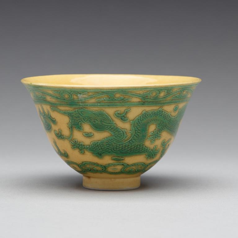 A yellow ground 'dragon' bowl, Qing dynasty, with Kangxis six character mark.