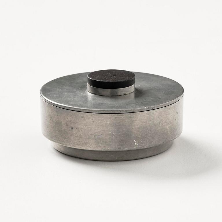Nils Fougstedt, ask med lock, modell "A 1415", Firma Svenskt Tenn, Stockholm, 1935.