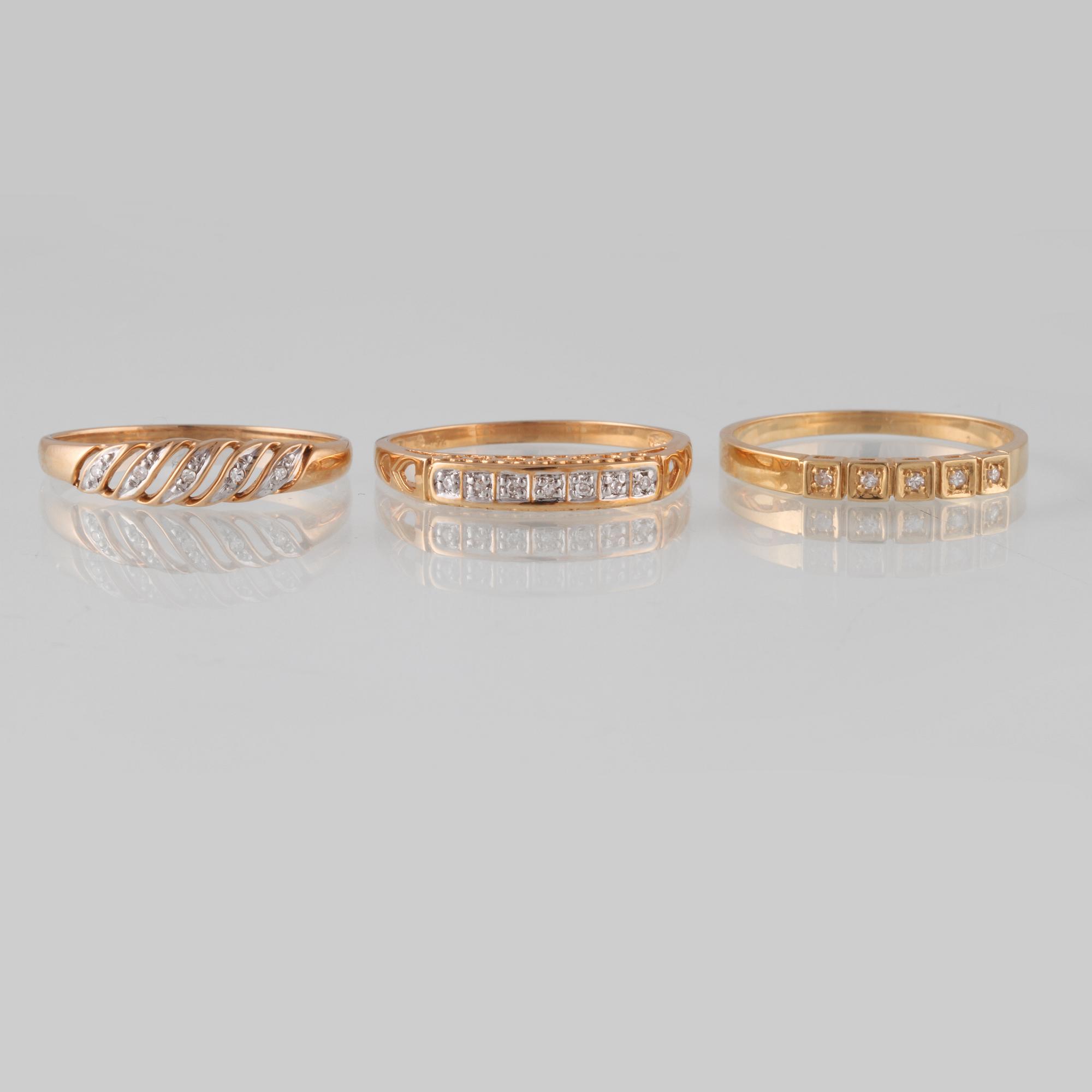 RINGAR, 3 st, 18K guld samt åttkantslipade diamanter, kattfotstämplade. Vikt 5,8 gram.