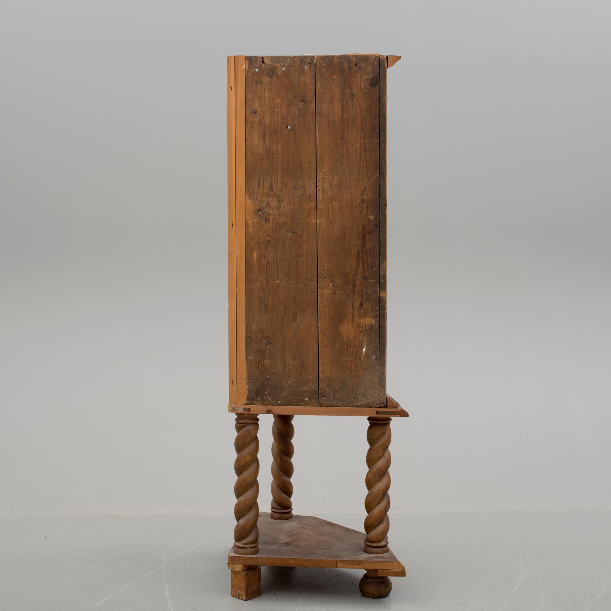 HÖRNSKÅP, sent 1700-tal.