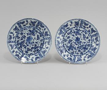 TALLRIKAR, 2 st snarlika, porslin, Kina, Kangxi (1662-1722).