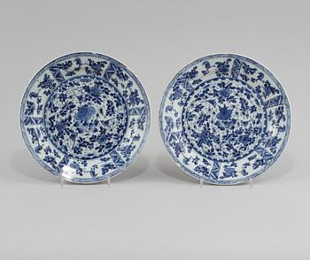 TALLRIKAR, 2 st snarlika, porslin, Kina, Kangxi (1662-1722).