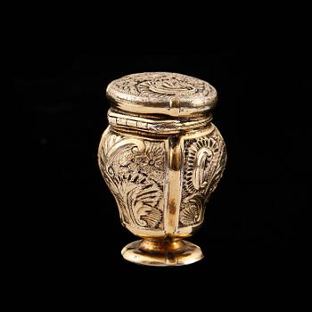 LUKTDOSA, förgyllt silver, ej stämplad, sannolikt Sverige, 1700-talets andra hälft. Vikt 29,3g.