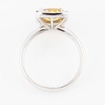 Ring in 18K gold with a faceted sapphire and round brilliant-cut diamonds.