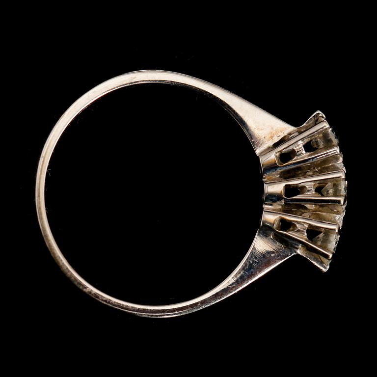 RING, 18 k vitguld, 3 briljantslipade diamanter tot 0.39 ct.