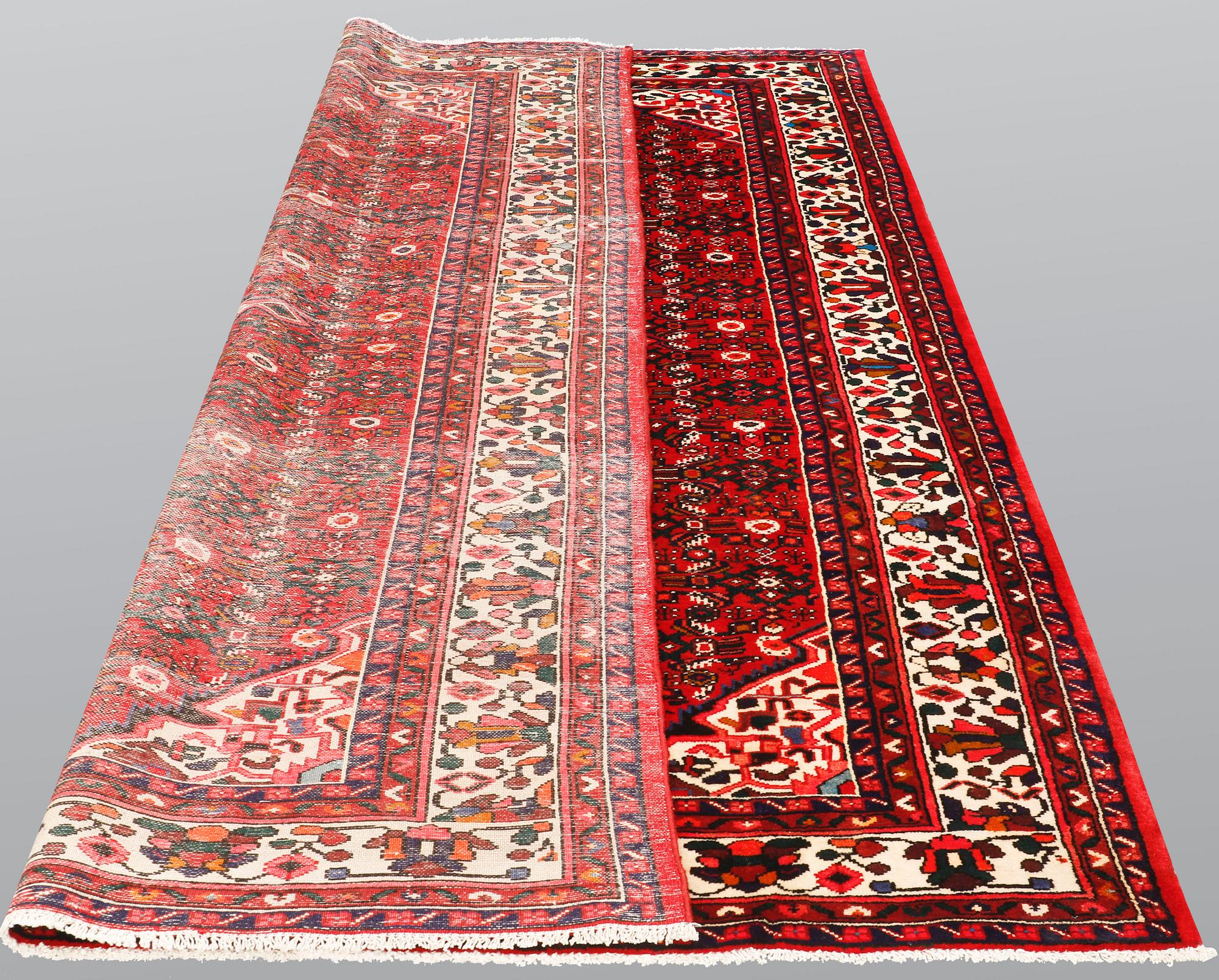 A carpet, Hamadan, ca 301 x 211 cm.