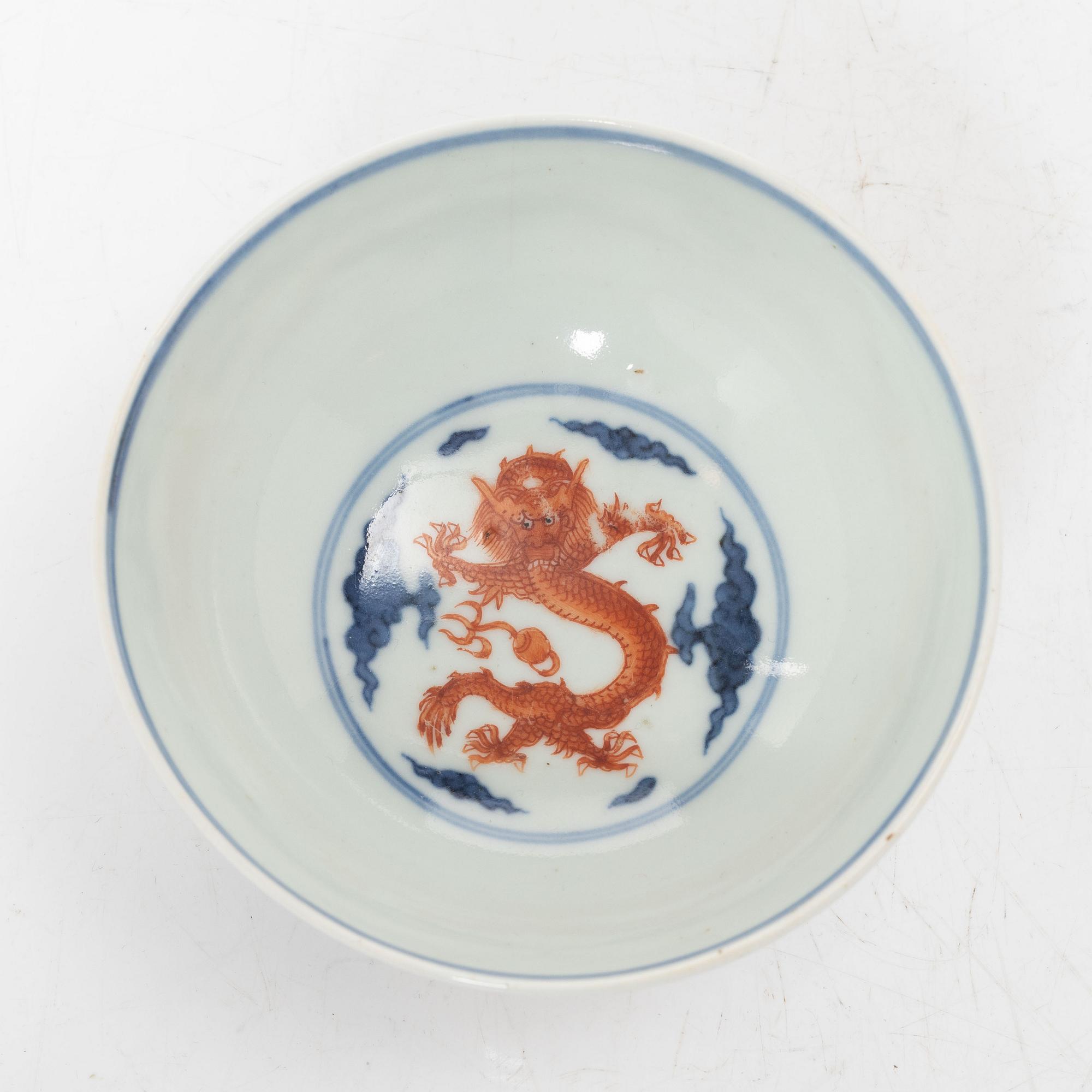 A Chinese 'dragon' bowl, porcelain, late Qing dynasty.