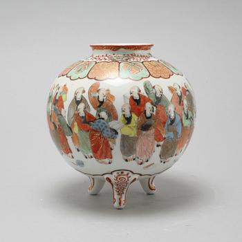 A Japanese vase, Meiji, (1868-1912).