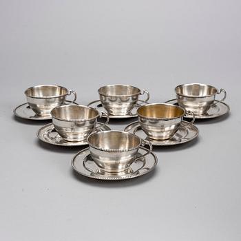 TEEKUPPEJA ALUSVATEINEEN, 6 kpl, hopeaa, Itävalta-Unkari 1872-1922. Yhteispaino n. 1177 g.