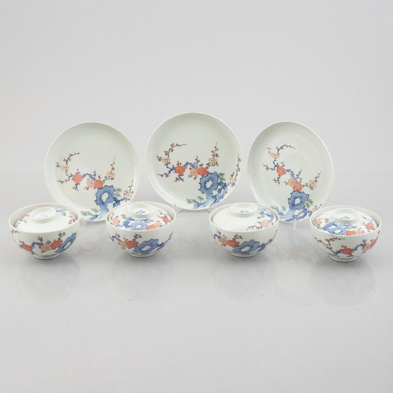 Skålar med lock, fyra stycken, samt tre fat, porslin, Fuki-Chosun, Japan, Meiji/Taishō (1868-1926).