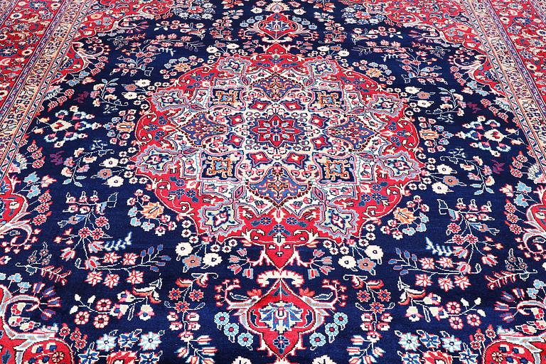 Carpet, Tabriz, ca 404 x 294 cm.