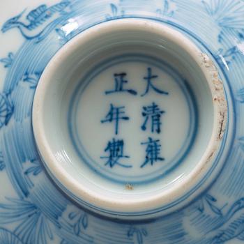 SKÅL, porslin. Qing dynastin med Yongzheng sex karaktärers märke och period (1723-35).