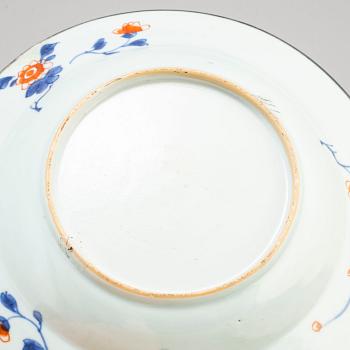 TALLRIKAR, fyra (2+1+1) stycken samt FAT, kompaniporslin. Qingdynastin, Qianlong (1736-95).