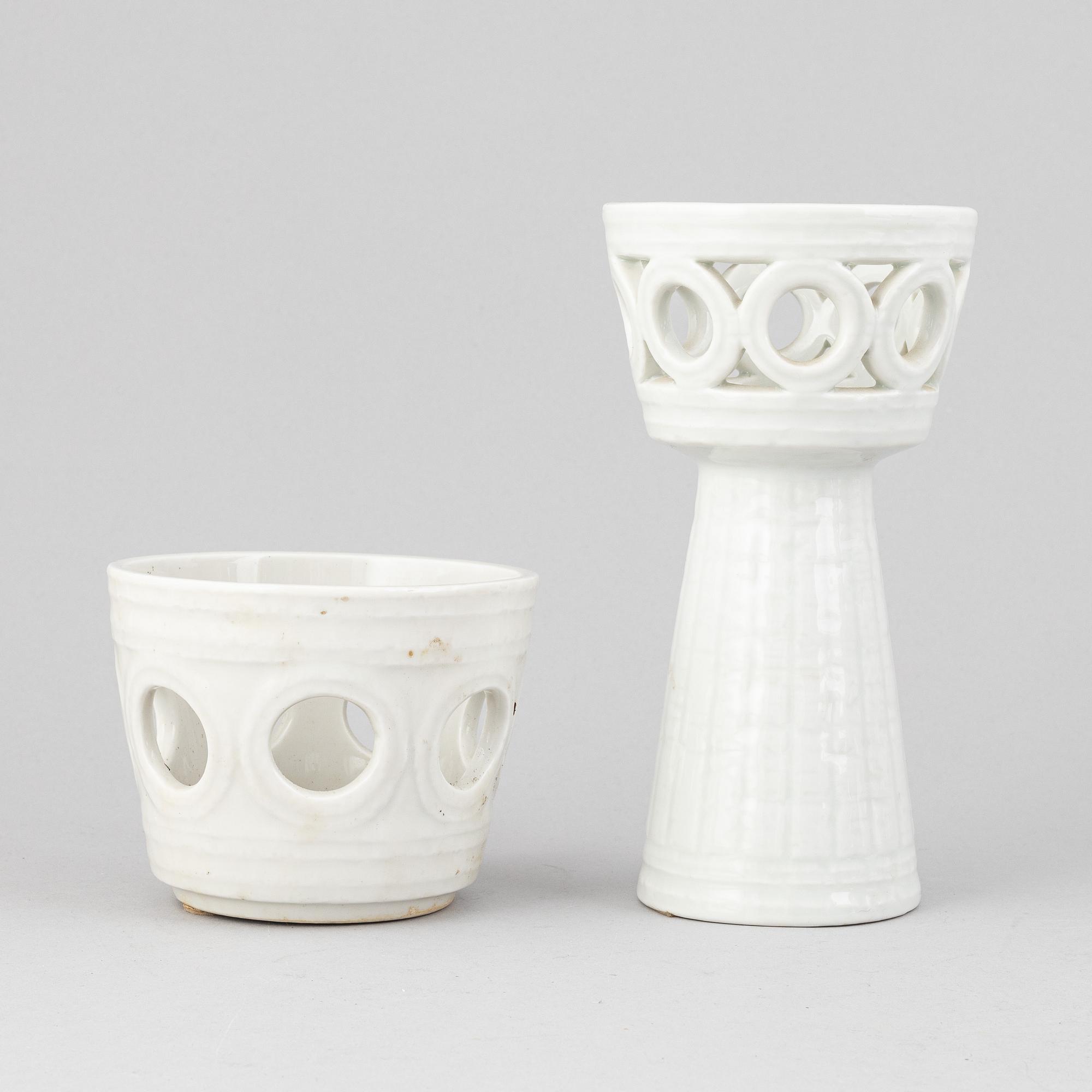 Gunnar Nylund, a set of 14 stoneware pot and plates and a vase/candle holder, Rörstrand.