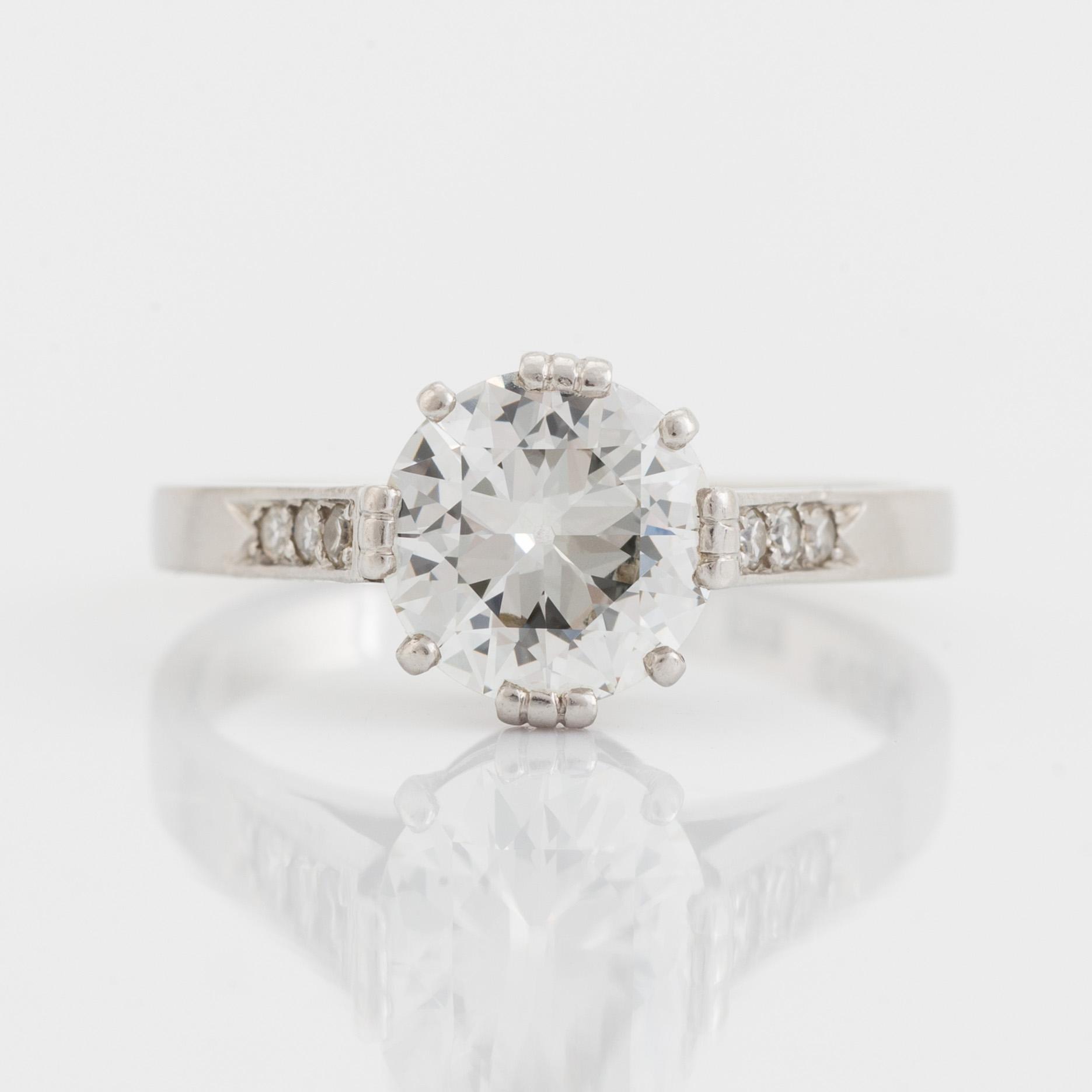 Platinum and old brilliant cut diamond ring, ca 1,75 ct.