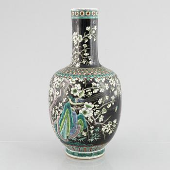 A Chinese famille noir porcelain vase, late Qing dynasty / early 20th century.