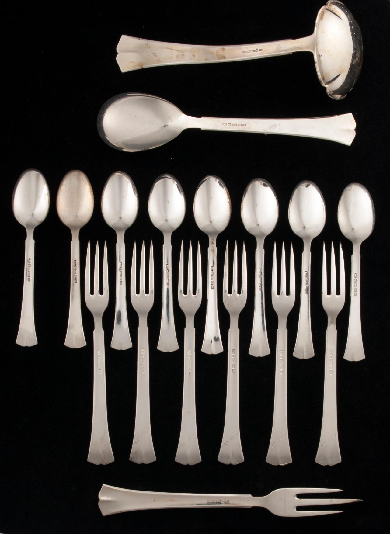 SERVERINGSBESTICK, 9 st, och KAFFESKEDAR, 8 st, silver, "Jousi" Kultakeskus, Tavastehus 1900-talets mitt. Vikt 354,8 g.