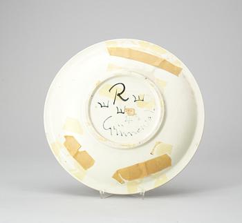 A Rörstrand ceramic dish, decorated by Isaac Grünewald 1943.