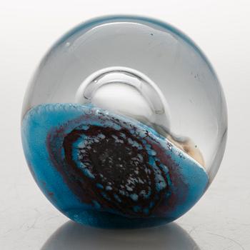 OIVA TOIKKA, KONSTGLAS / BREVPRESS, signerad och numrerad Oiva Toikka Nuutajärvi Notsjö 51/2000  och GLASDEKORATION.
