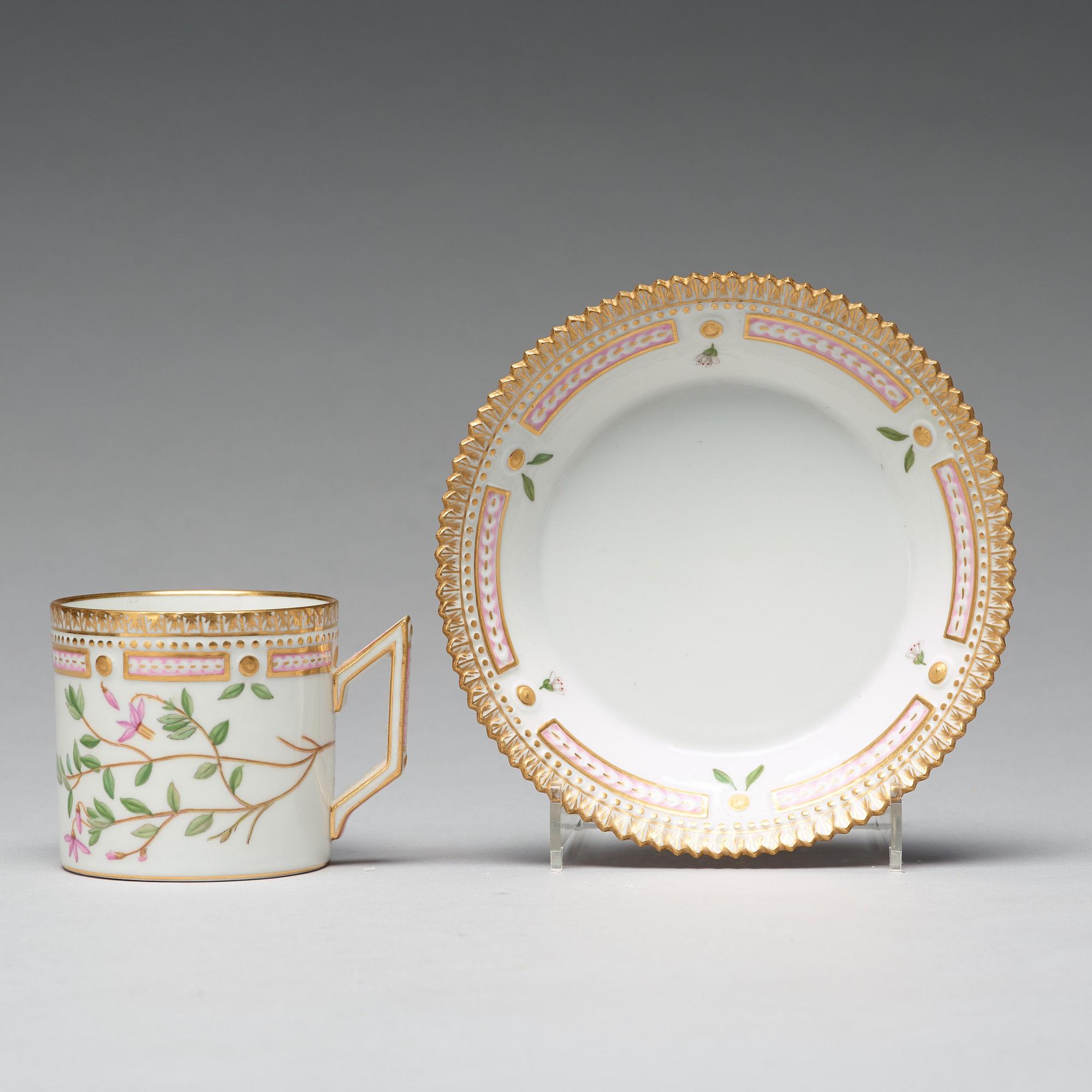 KAFFEKOPPAR med FAT, åtta stycken, porslin. "Flora Danica", Royal Copenhagen, Danmark.