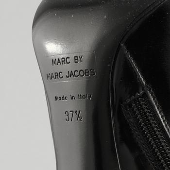 SKOLETTER, Marc by Marc Jacobs.