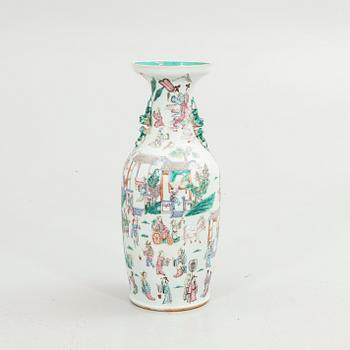 A large Chinese famille rose porcelain vase, Qing dynasty, 19th century.