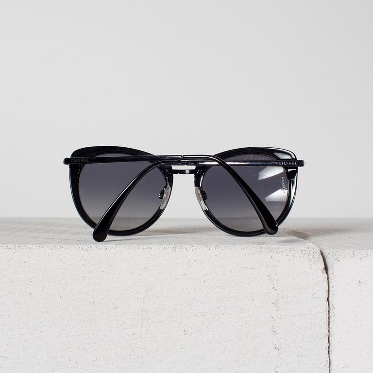 SOLGLASÖGON från Chanel.