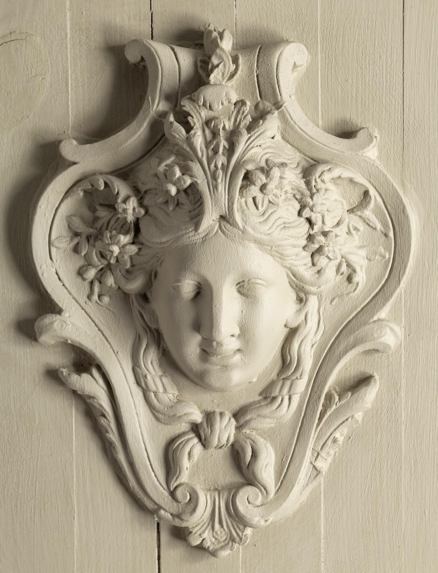 VÄGGDEKORATION, 1900-tal, bemålad gips och trä.