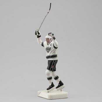 SKULPTUR, gjutmassa, av ishockeyspelaren Wayne Gretzky, signerad, daterad 99 och numrerad 20/99, Salvino Inc, U.S.A.