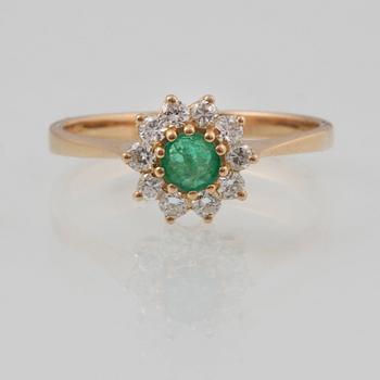 RING, 18K guld med fasettslipad smaragd samt 10 briljantslipade diamanter ca 0.10 ct,  importstämplad. Vikt 2,4 gram.
