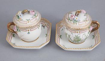 CREMEKOPPAR med FAT, porslin, 2 st, Flora Danica, Royal Copenhagen, Danmark.