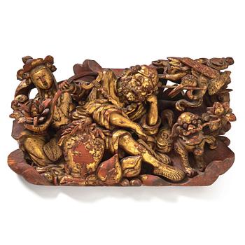 927. A Chinese giltwood figure panel, late Qing dynasty, 19th century.