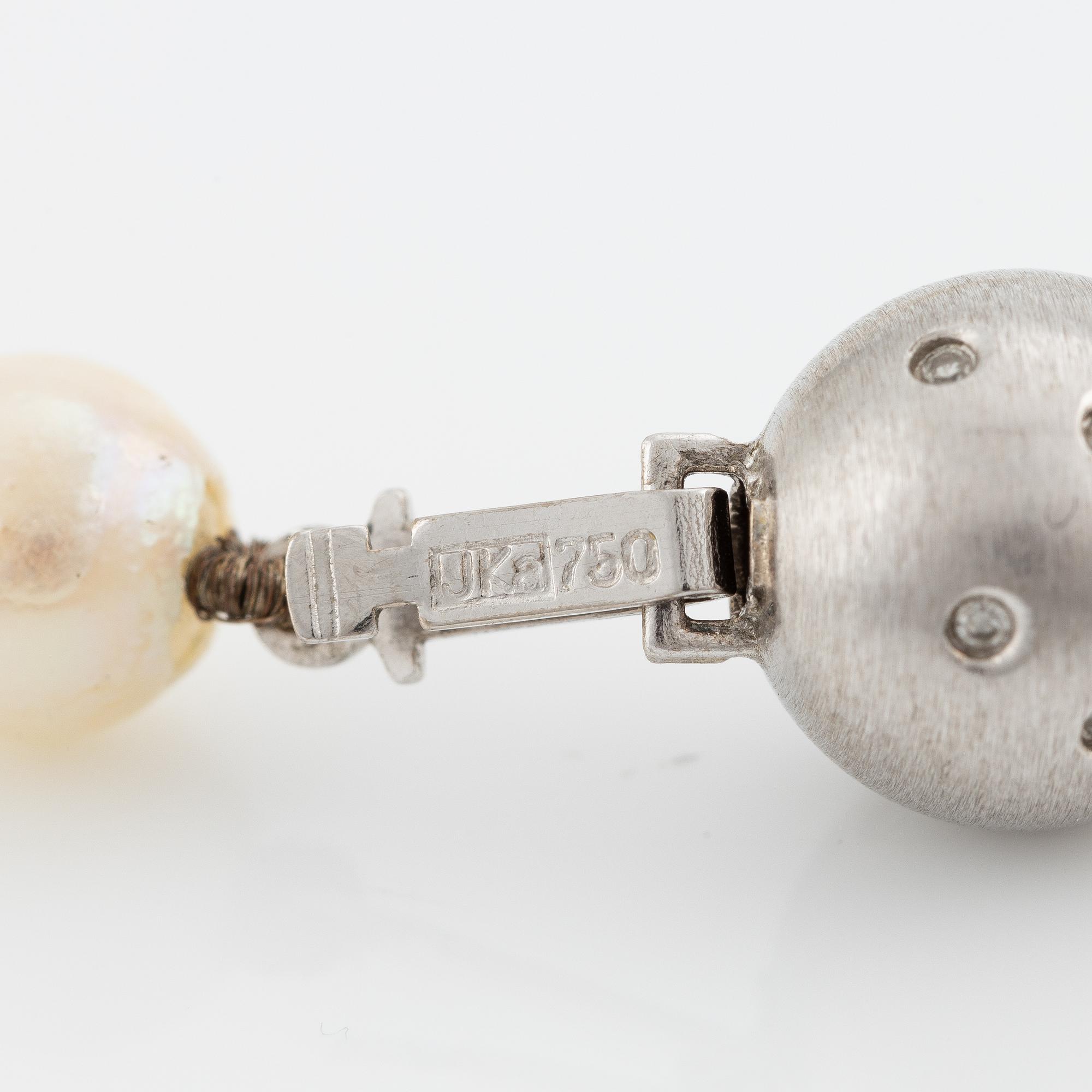 Pärlcollier, odlade pärlor med lås i 18K vitguld med små diamanter.