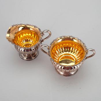 SOCKERSKÅL och GRÄDDSNÄCKA, silver, Kultakeskus, Tavastehus 1973. Vikt 229 g.