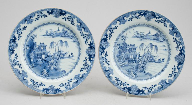 TALLRIKAR, 1 par, porslin, Kina, Qianlong 1736-1795.