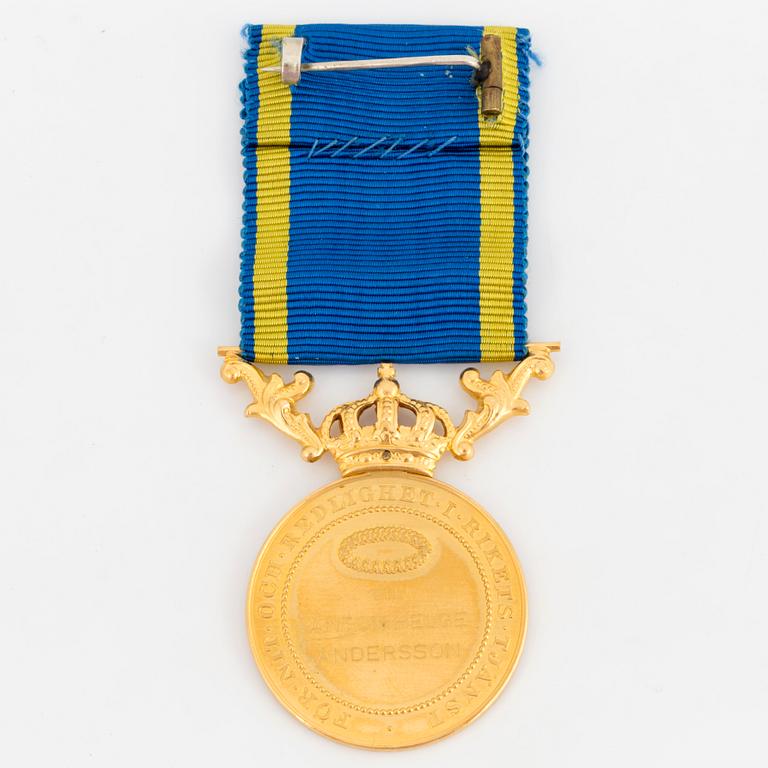 A Swedish Royal medal, from the period of King Gustaf V, 23 ct gold.