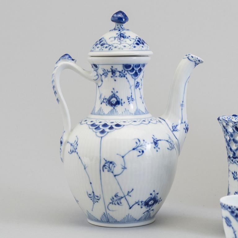 23 PIECES OF ROYAL cOPENHAGEN PORCELAIN.