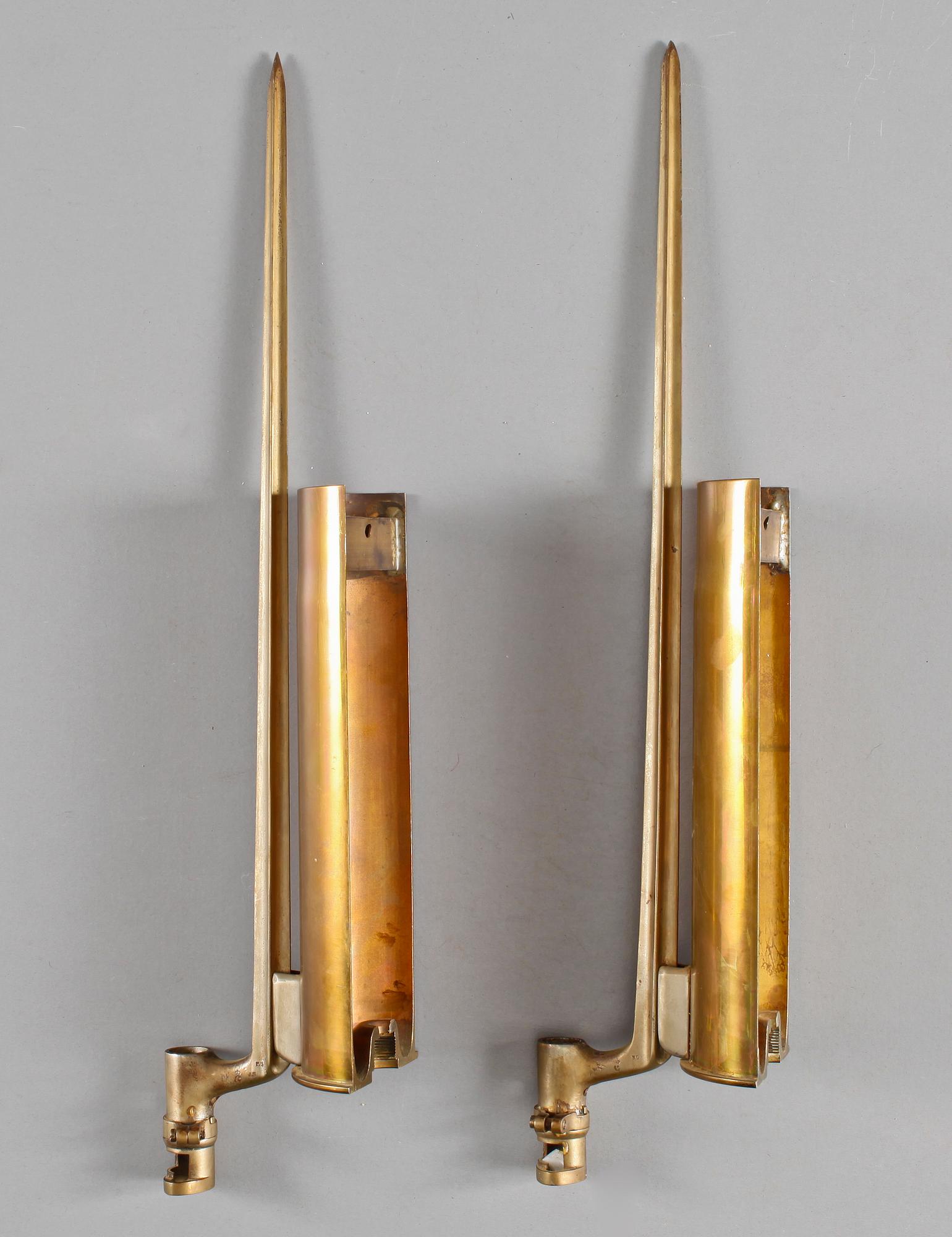 VÄGGLAMPETTER MED BAJONETTER, ett par, mässing resp stål, 1900-tal.