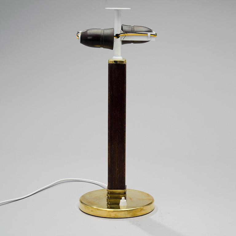 PAAVO TYNELL, PÖYTÄVALAISIN. Malli 5066, valmistaja Taito Oy, 1940-luku.