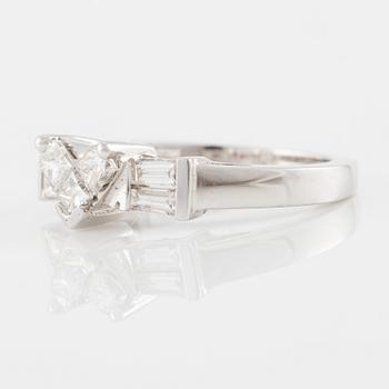 Ring 18K gold with diamonds in various cuts.