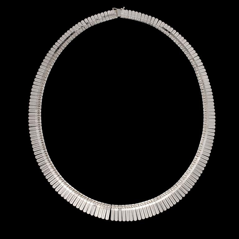 COLLIER, 18k vitguld, importstämplat, 1900-talets tredje kvartal. Vikt 46 g.
