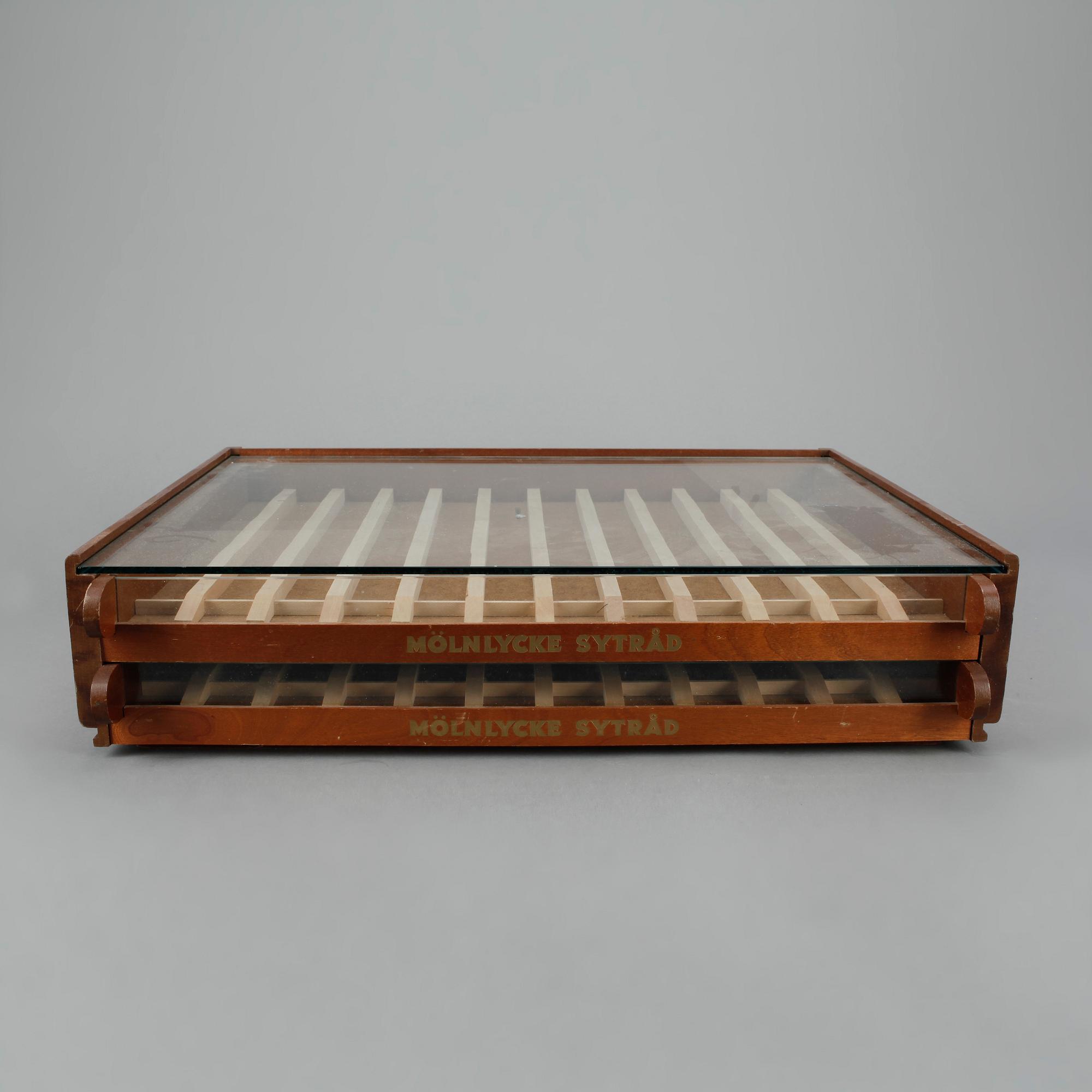 BUTIKSLÅDA, för trådrullar, 1900-talets mitt.