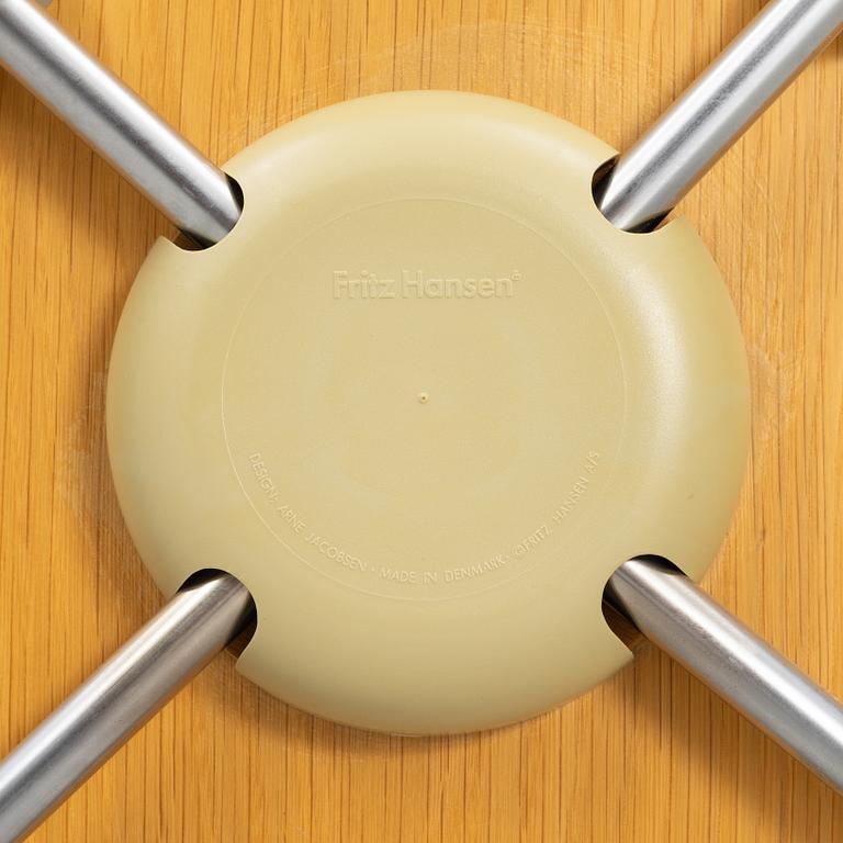 Arne Jacobsen, stolar, 4 st, "Sjuan", Fritz Hansen, Danmark, 2001.